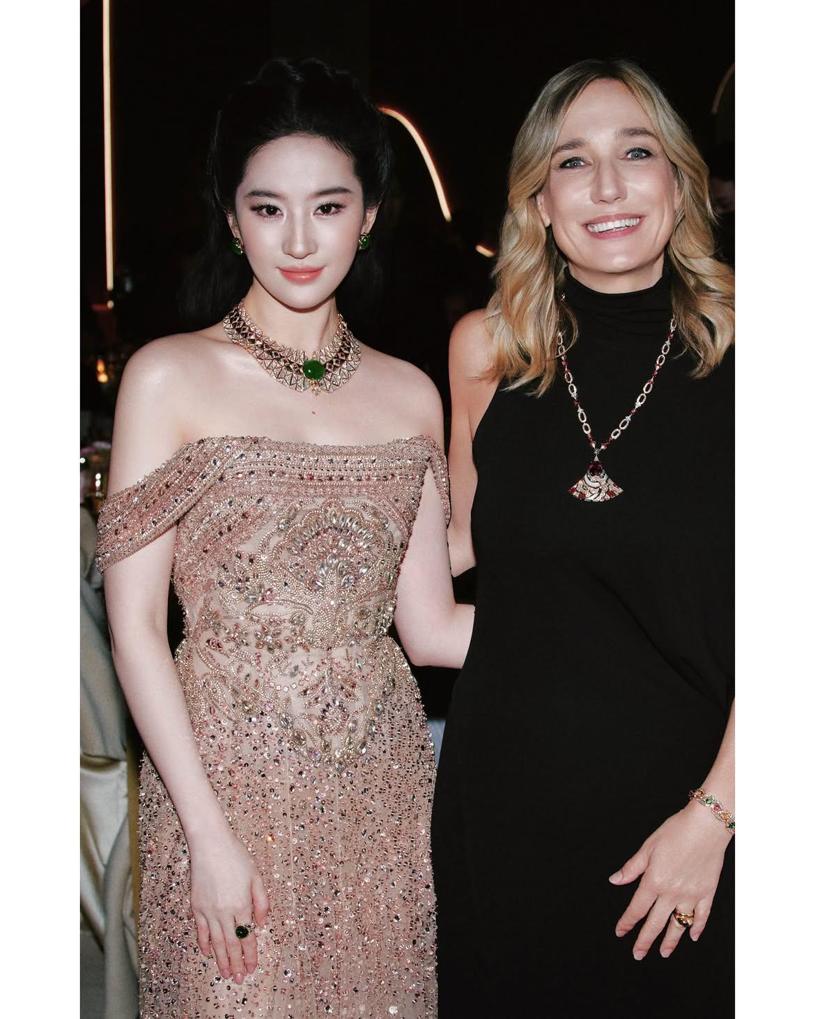 Lưu Diệc Phi đăng ảnh chụp cùng bà Laura Burdese, CEO toàn cầu của thương hiệu trang Bvlgari - Ảnh: Instagram yifei_cc