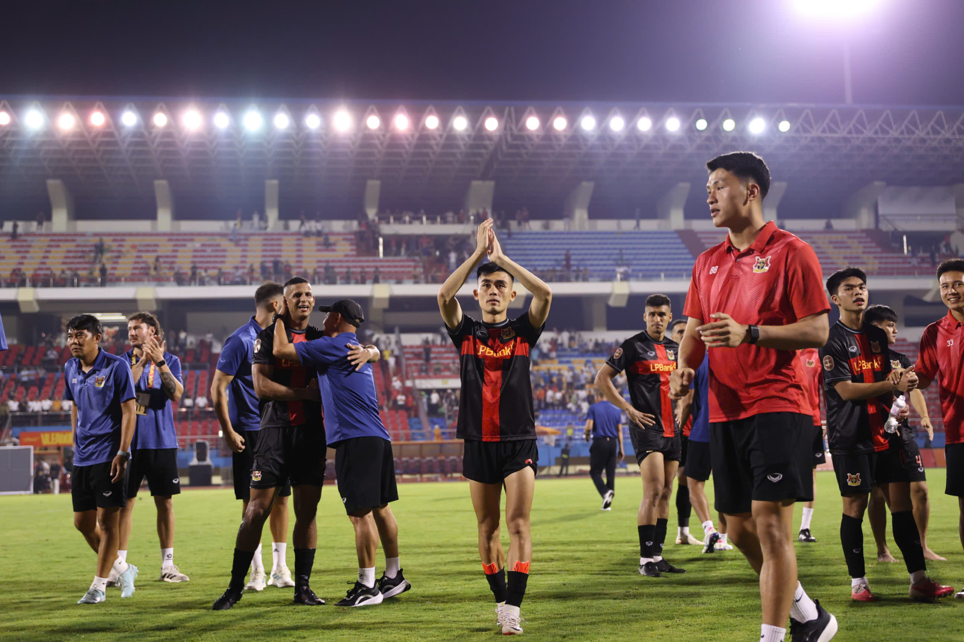 Ninh Bình thắng 2-1 và chính thức leo lên đỉnh bảng V-League - Ảnh: FC Ninh Bình