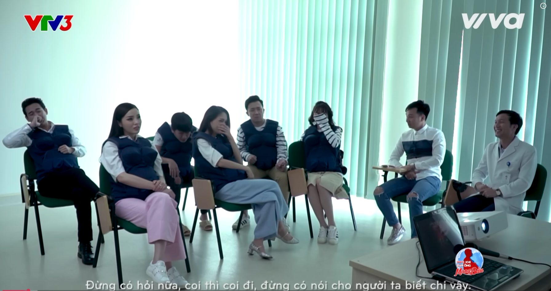  Trường Giang lúc này bất ngờ lên tiếng khá lớn với người cùng đội: “Đừng hỏi nữa, coi thì coi đi. Đừng có nói cho người ta biết chi vậy”. Ảnh: VTV-Khi đàn ông mang bầu
