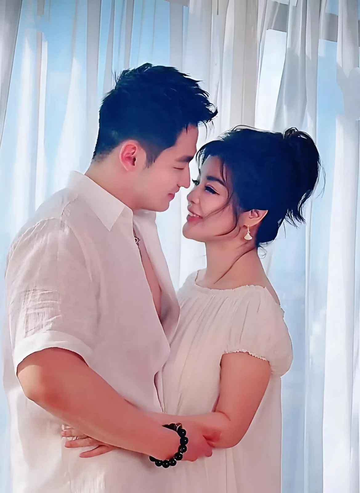 Vu Văn Hồng từng xem livestream của Nhậm Nhậm, tặng quà để trở thành người đứng đầu bảng đóng góp trong phòng phát sóng, rồi hai người gặp nhau ngoài đời. Ảnh: QQ News