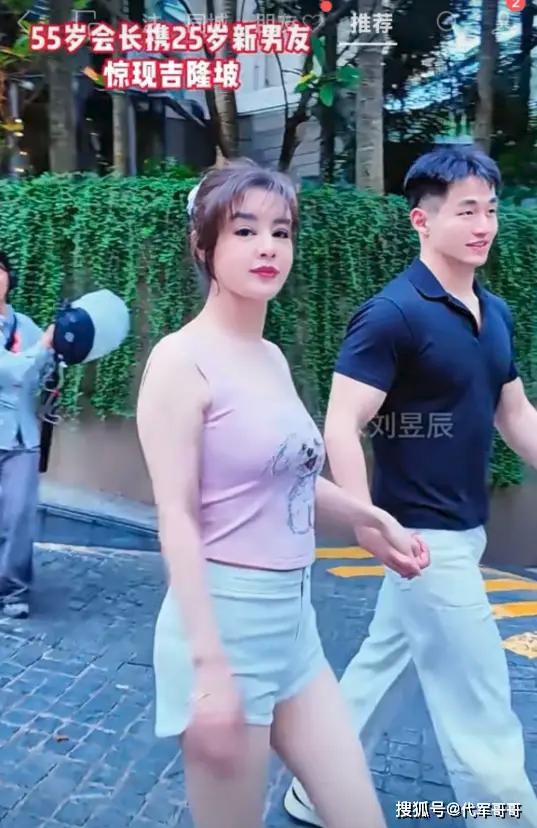 Vu Văn Hồng thấy bạn trai đúng kiểu ngoại hình mình thích và đánh giá cao sự quan tâm của anh. Ảnh: Sohu
