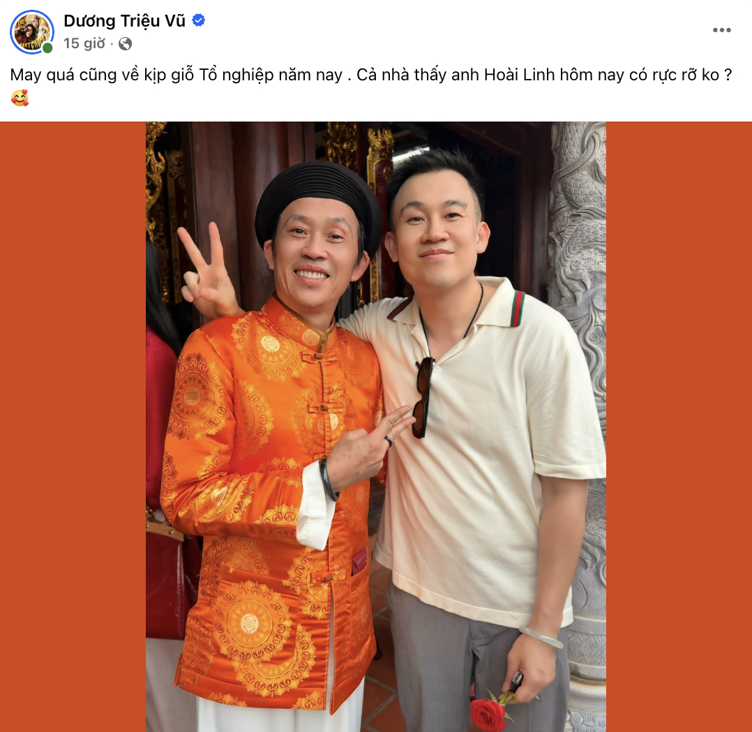 Trong hình ảnh được đăng tải, Hoài Linh xuất hiện với vẻ ngoài thoải mái, tươi tắn. Nam nghệ sĩ vui vẻ chụp ảnh cùng em trai trong dịp đặc biệt (Ảnh: FBNV)