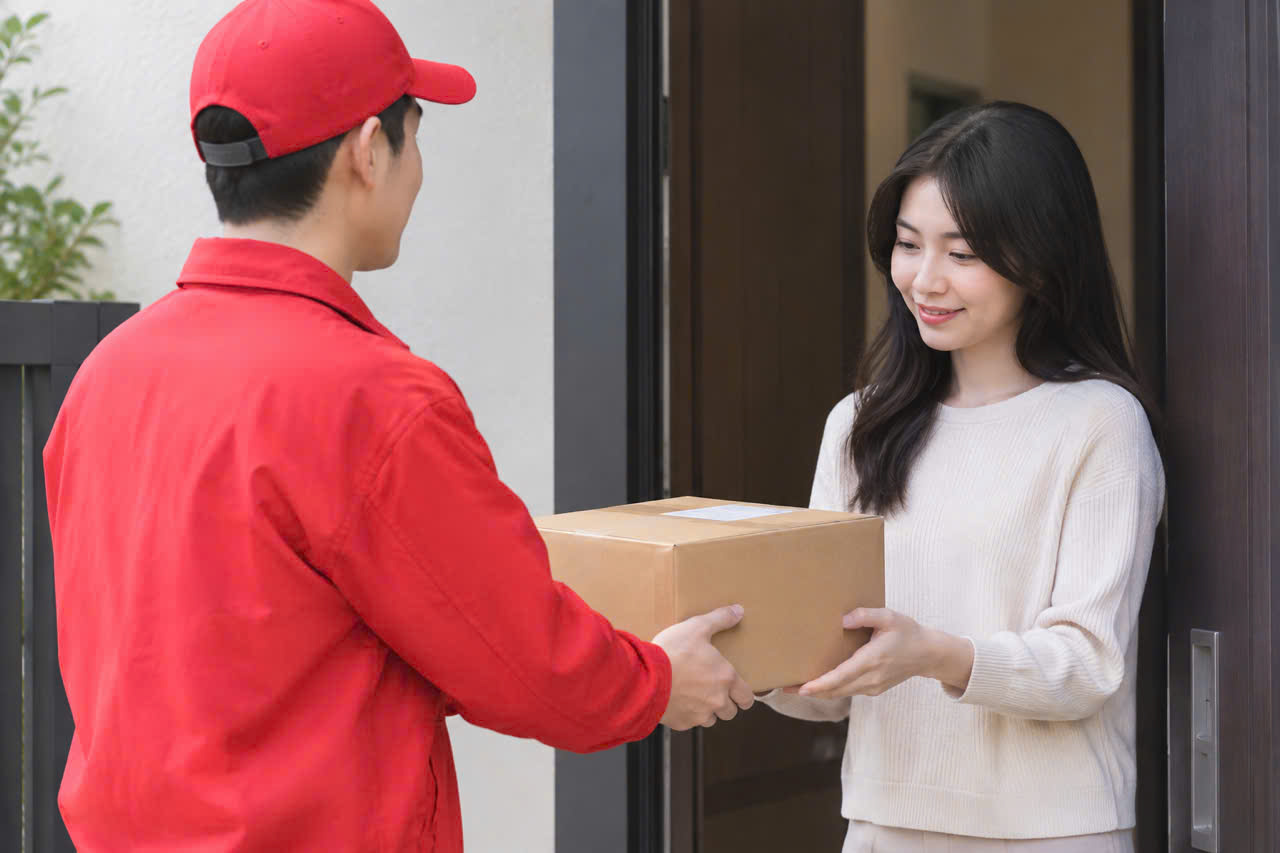   Thủ đoạn lừa đảo mới lợi dụng những món quà Trung thu được gửi tận nhà để dụ người dân (Ảnh: AI)  