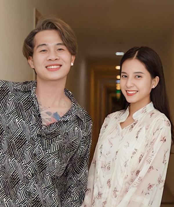 Tại phiên toà Jack cho biết anh và Thiên An bắt đầu tìm hiểu nhau từ năm 2020. Sau đó, bà Thiên An thông báo với nam ca sĩ rằng cô mang thai con của anh