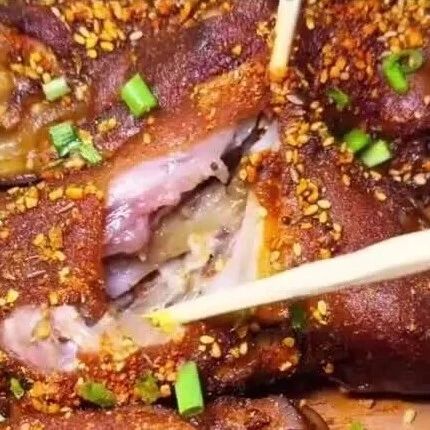 “Gia vị” chứa chất cấm được chủ quán thêm vào món ăn nhằm tăng hương vị và thu hút khách hàng (Ảnh: Baidu)