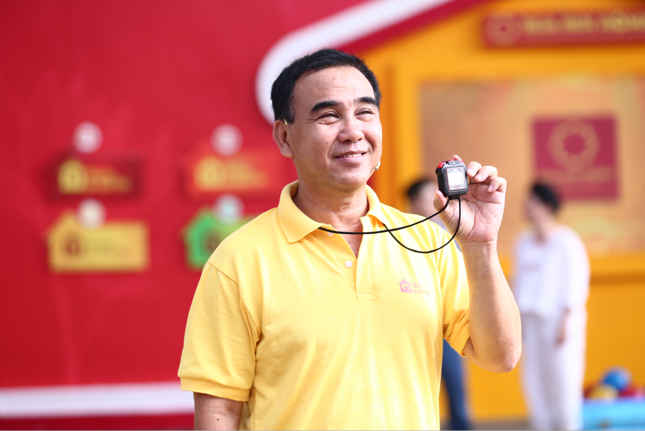 Quyền Linh tham gia làm MC nhiều chương trình đồng hành cùng bà con nghèo khó như Vượt lên chính mình, Lục lạc vàng, Vì bạn xứng đáng...Ảnh: Bee