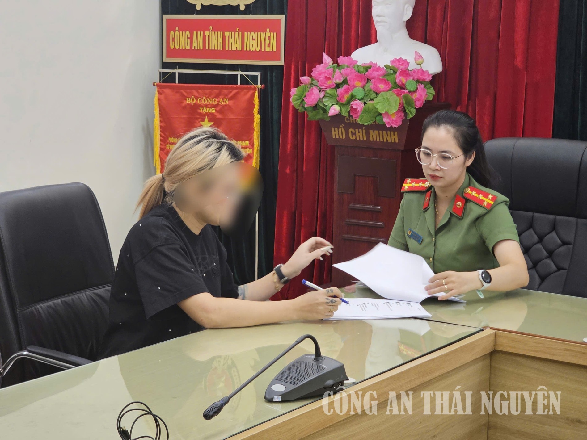 Cơ quan Công an làm việc với chị N.T.T.D - Ảnh: CATN