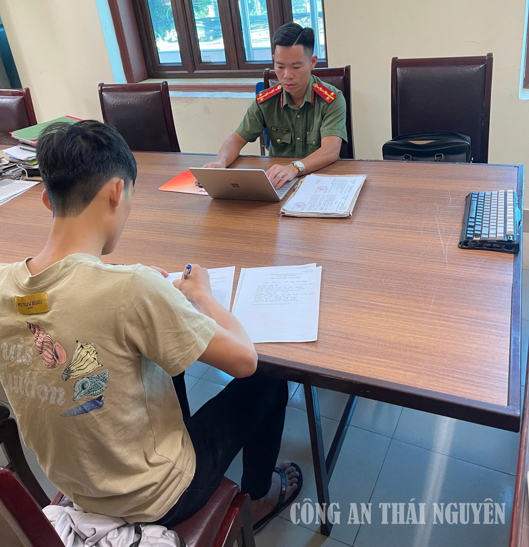 Cơ quan Công an làm việc với D.A.T - Ảnh: CATN