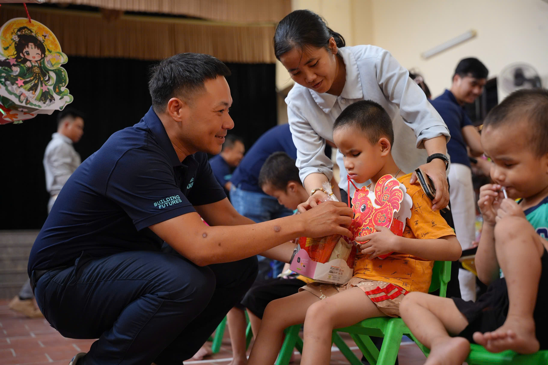 Những em bé ở làng trẻ em được nhận quà trung thu
