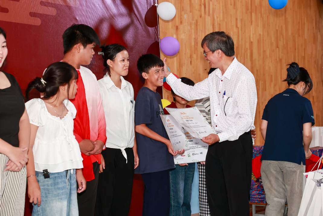Ông Nguyễn Văn Bảy, Giám đốc Làng trẻ em SOS Bến Tre trao quà cho các nhỏ