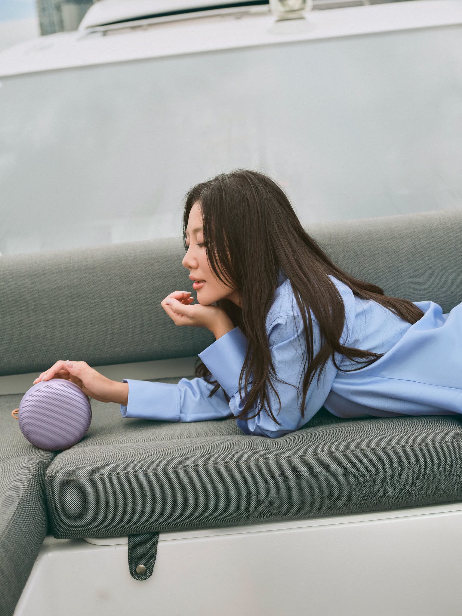 Văn Mai hương chuộng dùng loa Beosound A1 của Bang & Olufsen