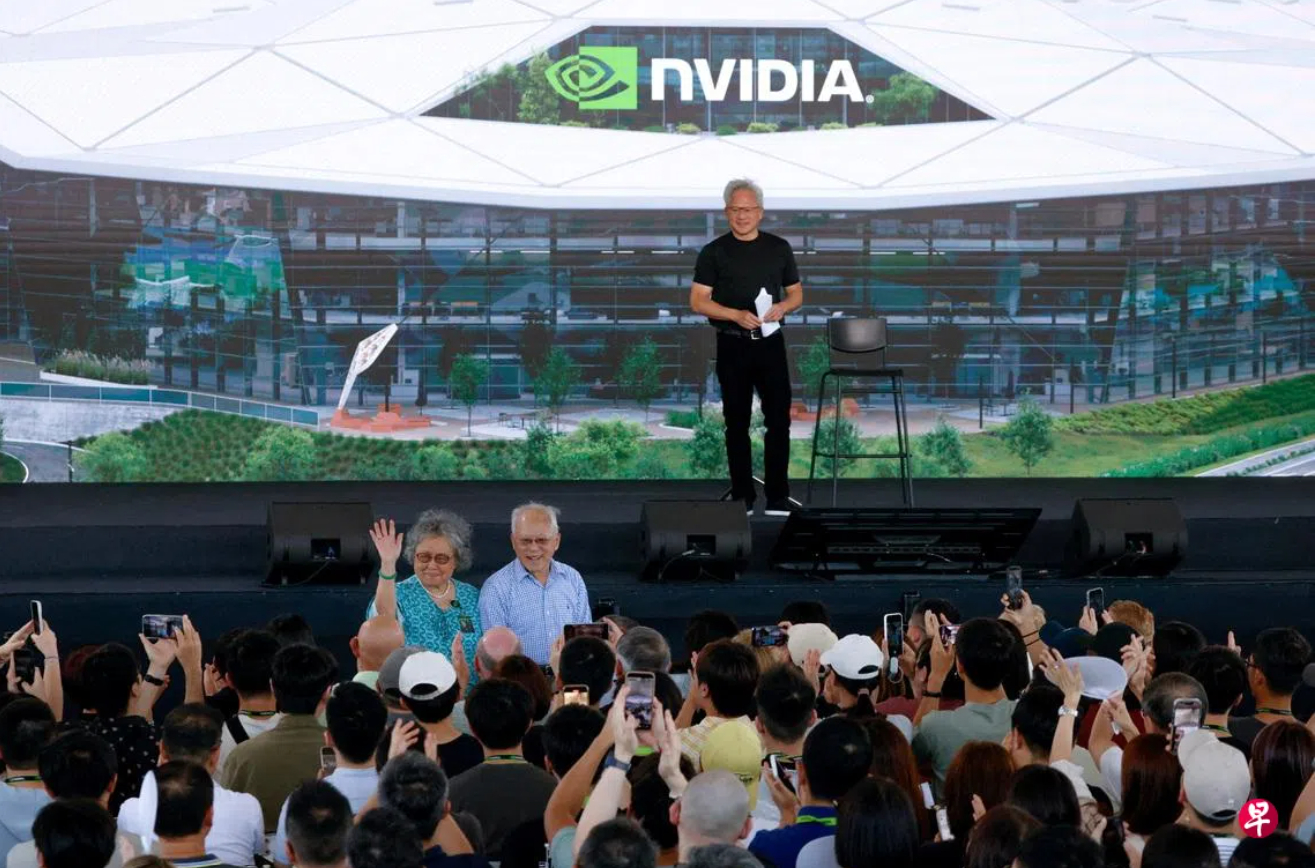 Cha mẹ của Jensen Huang vẫy tay chào mọi người trong một sự kiện - Ảnh: Reuters