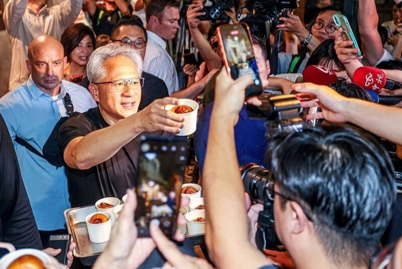 Jensen Huang nổi tiếng với lối sống giản dị, hoà đồng - Ảnh: CNA