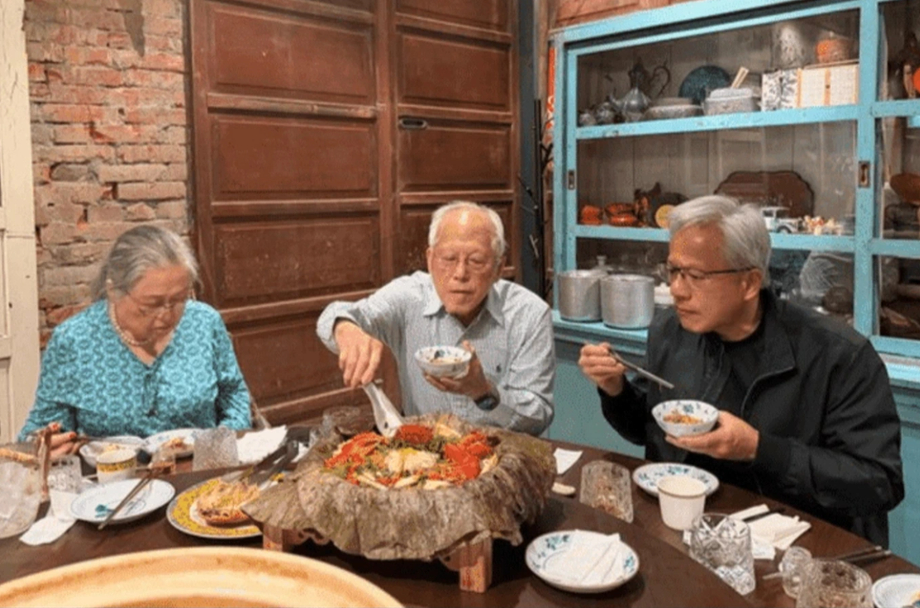 Bữa cơm giản dị của ông Jensen Huang cùng cha mẹ - Ảnh: Reddit