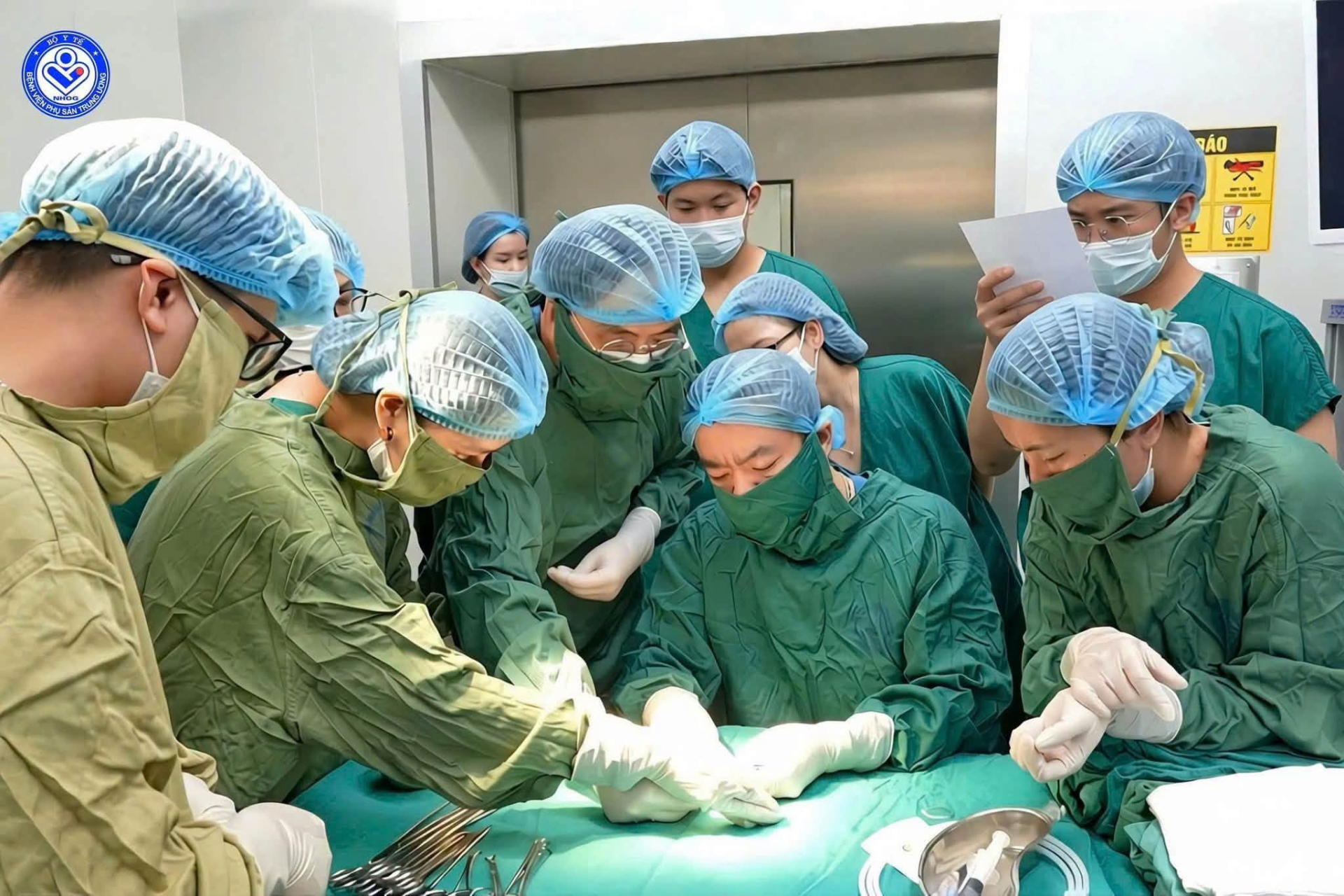 Các bác sĩ Bệnh viện Phụ sản Trung ương thực hiện phẫu thuật - Ảnh: BVPSTW