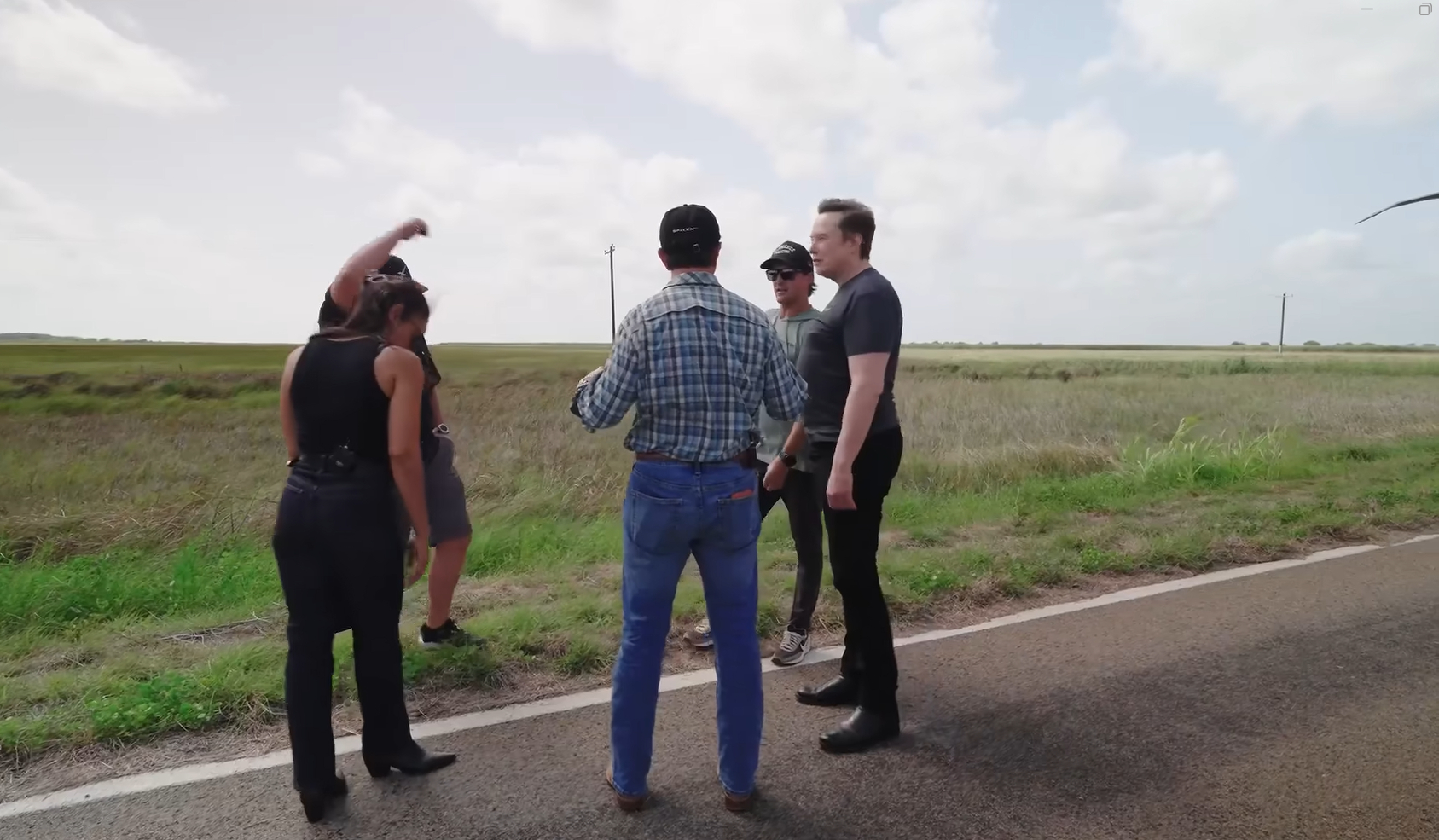 Tỷ phú Elon Musk đến thăm công trình xây dựng - Ảnh: SpaceX