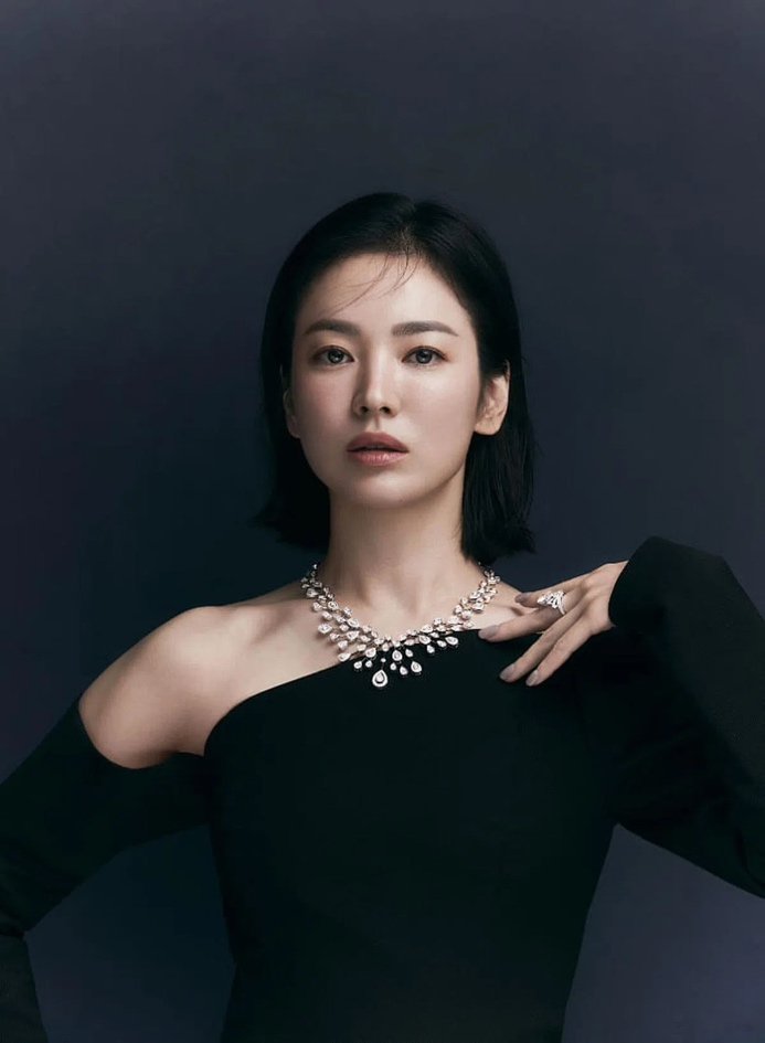 Song Hye Kyo luôn toả sáng dù trong một bộ ảnh nghệ thuật hay chỉ là một khung hình chụp vội đời thường