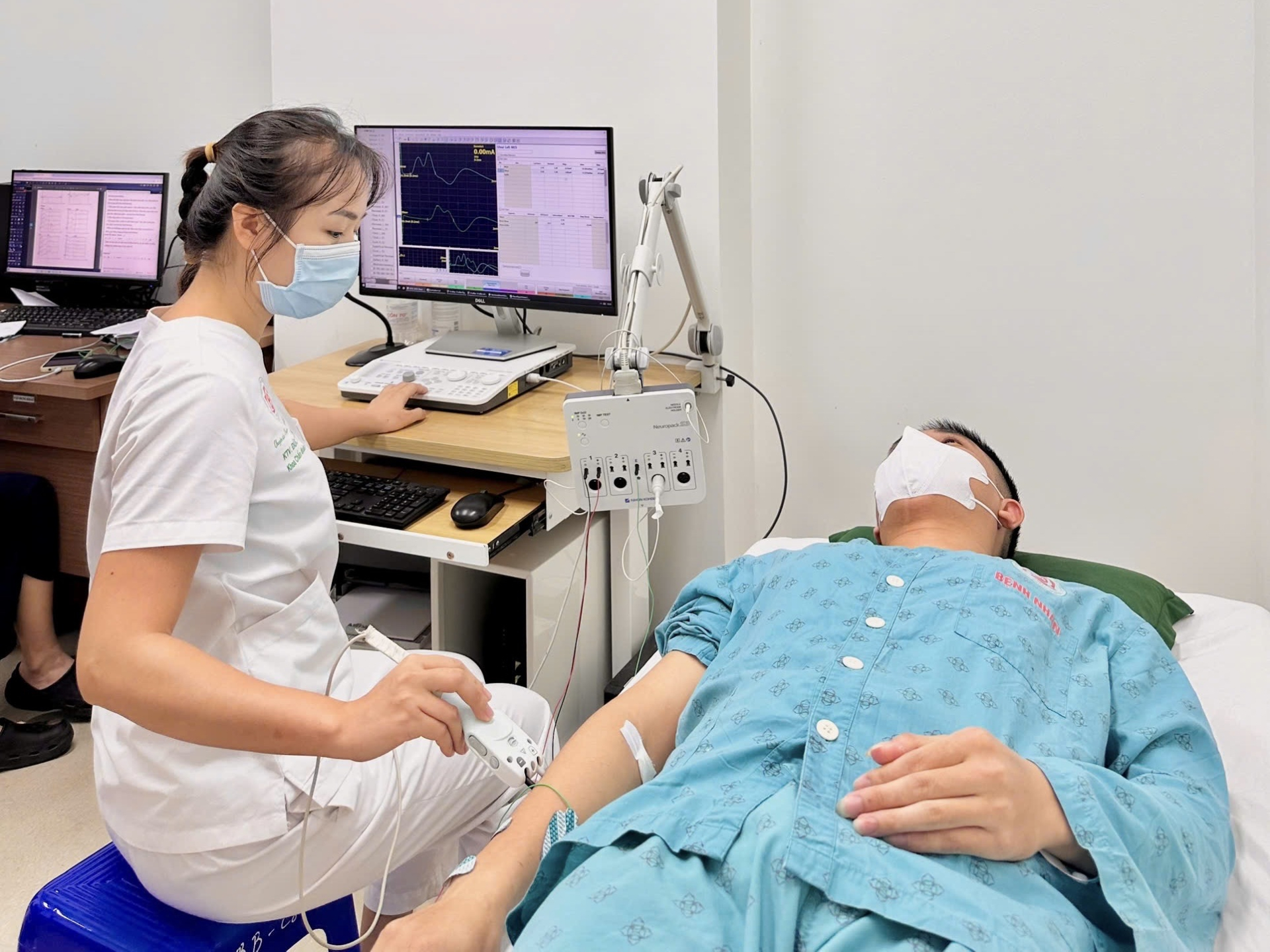 Người bệnh được đo điện thần kinh cơ tại Khoa Chẩn đoán chức năng, Bệnh viện TWQĐ 108 - Ảnh: BVCC