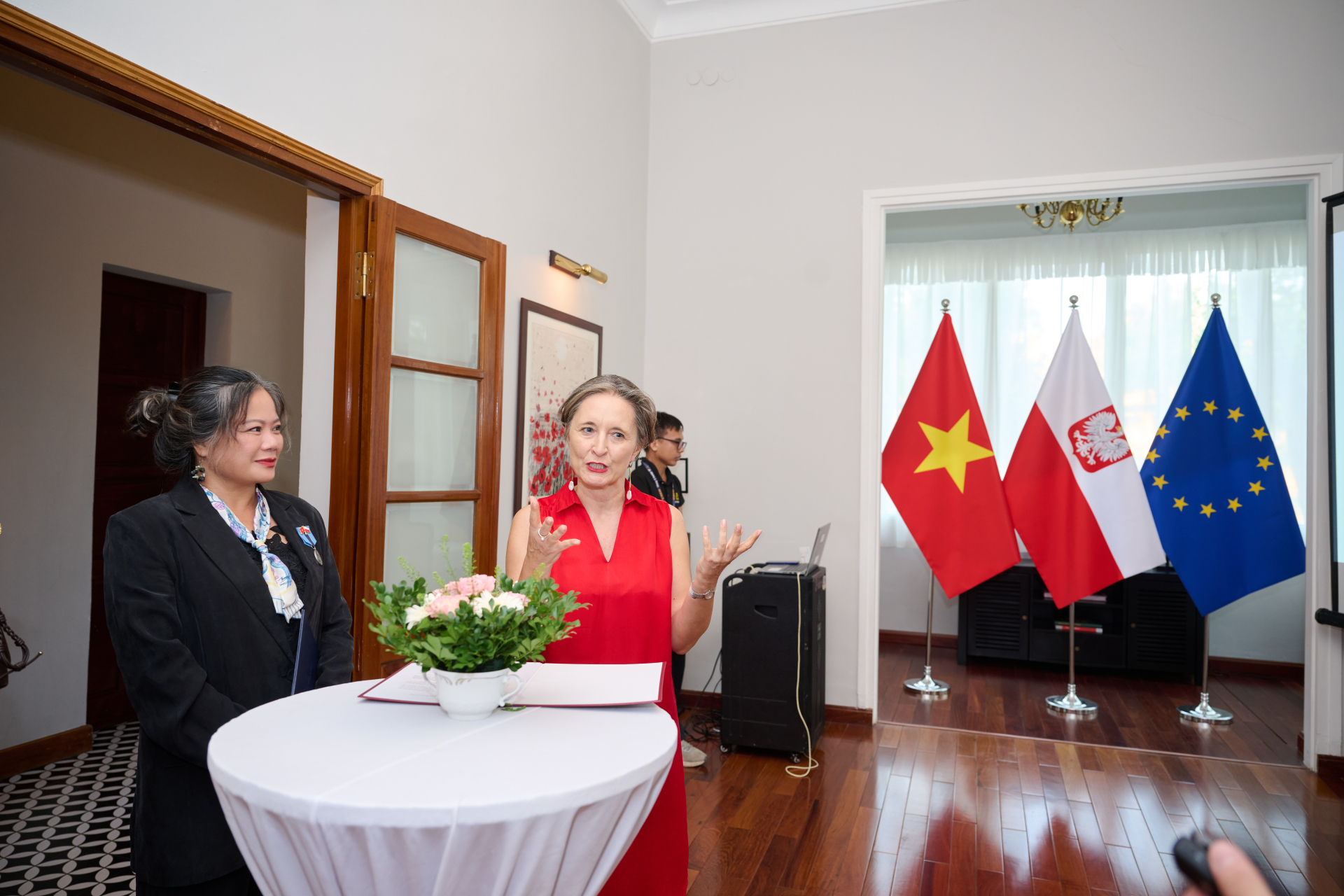 Bà Joanna Skoczek, Đại sứ Ba Lan tại Việt Nam, chia sẻ thông tin về thị trường mỹ phẩm và dược phẩm Ba Lan tại buổi gặp gỡ ở Hà Nội