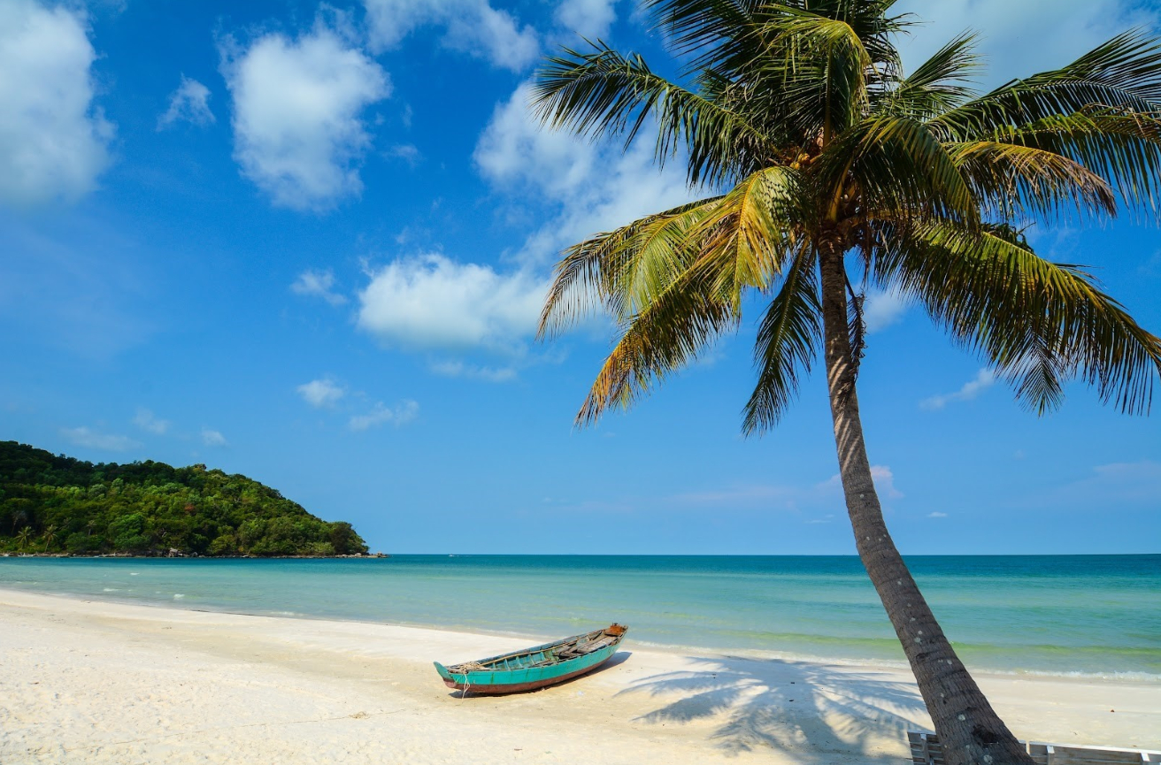 Bãi Sao thu hút du khách bởi bờ cát trắng mịn và nước biển trong xanh