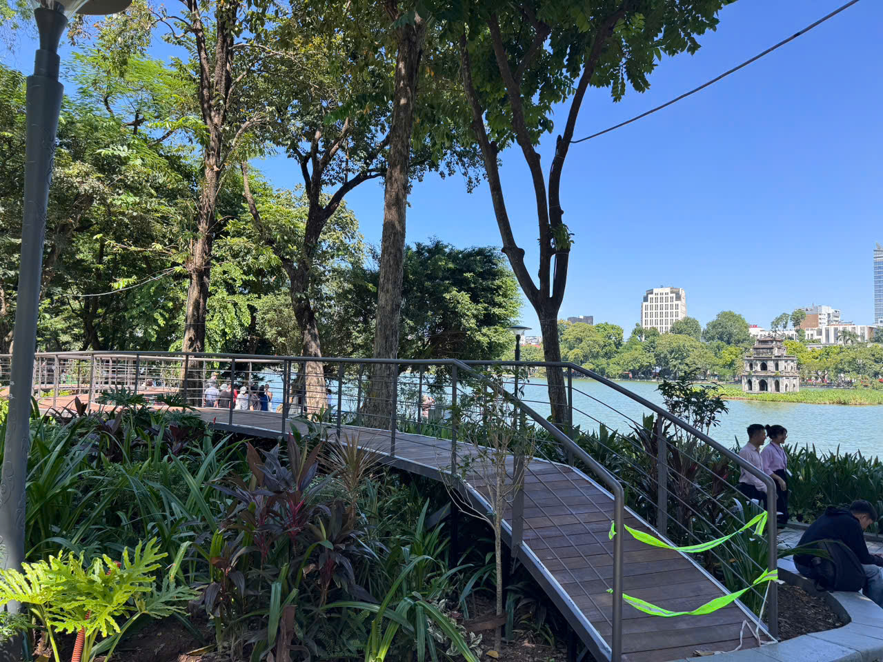  Từ trên cao, tuyến đi bộ uốn lượn qua khu vườn, tạo thành một đường di chuyển riêng nhưng vẫn giữ được phần lớn cảnh quan cây xanh bên dưới