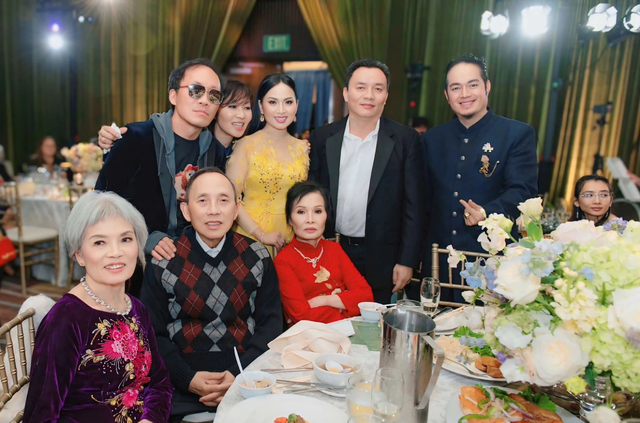 Ca sĩ Hà Phương bên gia đình chồng, nhân dịp kỷ niệm 60 năm ngày cưới của bố mẹ tỷ phú Chính Chu - Ảnh: FBNV