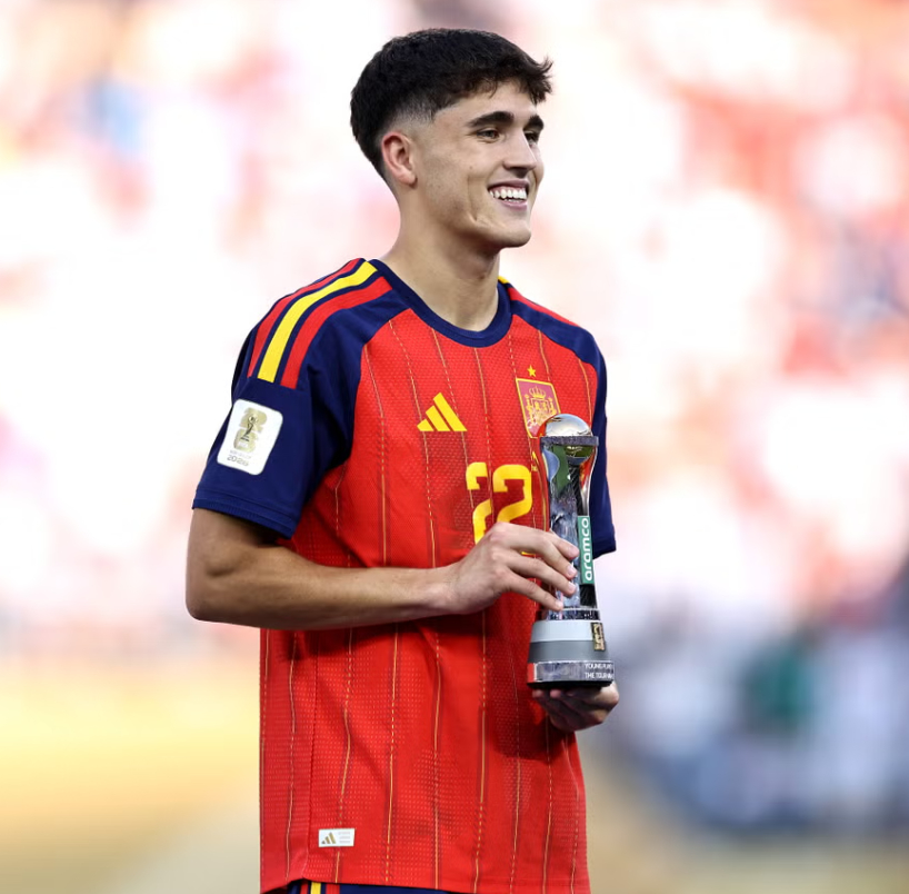 Dù mới 19 tuổi, Pau Cubarsí đã là trụ cột hàng thủ Barcelona và đội tuyển Tây Ban Nha, tiếp tục duy trì phong độ ấn tượng sau World Cup