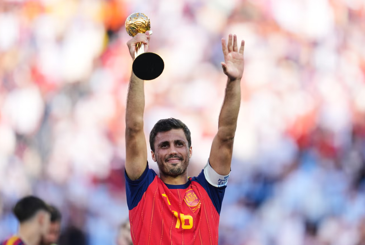 World Cup vẫn là điểm cộng lớn, nhưng nếu muốn cạnh tranh Quả bóng vàng thứ hai, Rodri cần tạo dấu ấn rõ nét hơn trong màu áo Barcelona