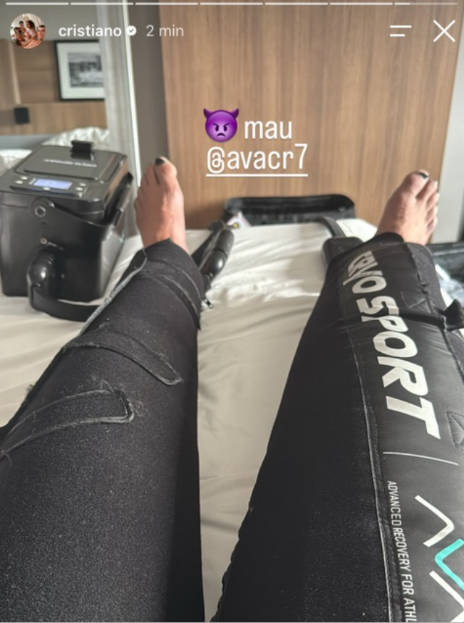 Ngón chân sơn đen của Ronaldo gây chú ý - Ảnh: @cristiano.