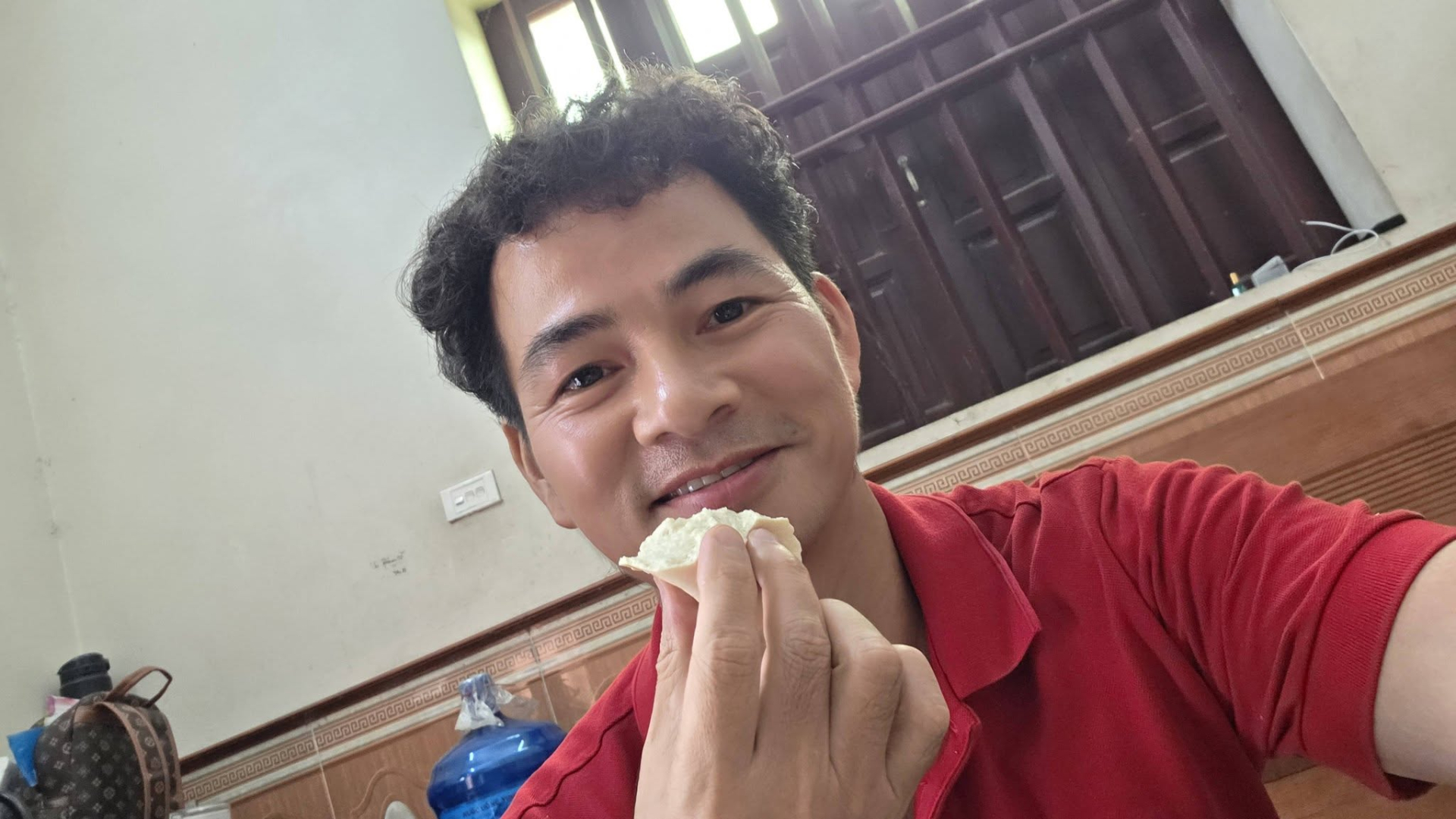 Nghệ sĩ Xuân Bắc thưởng thức đậu phụ Trà Lâm - Ảnh: FBNV