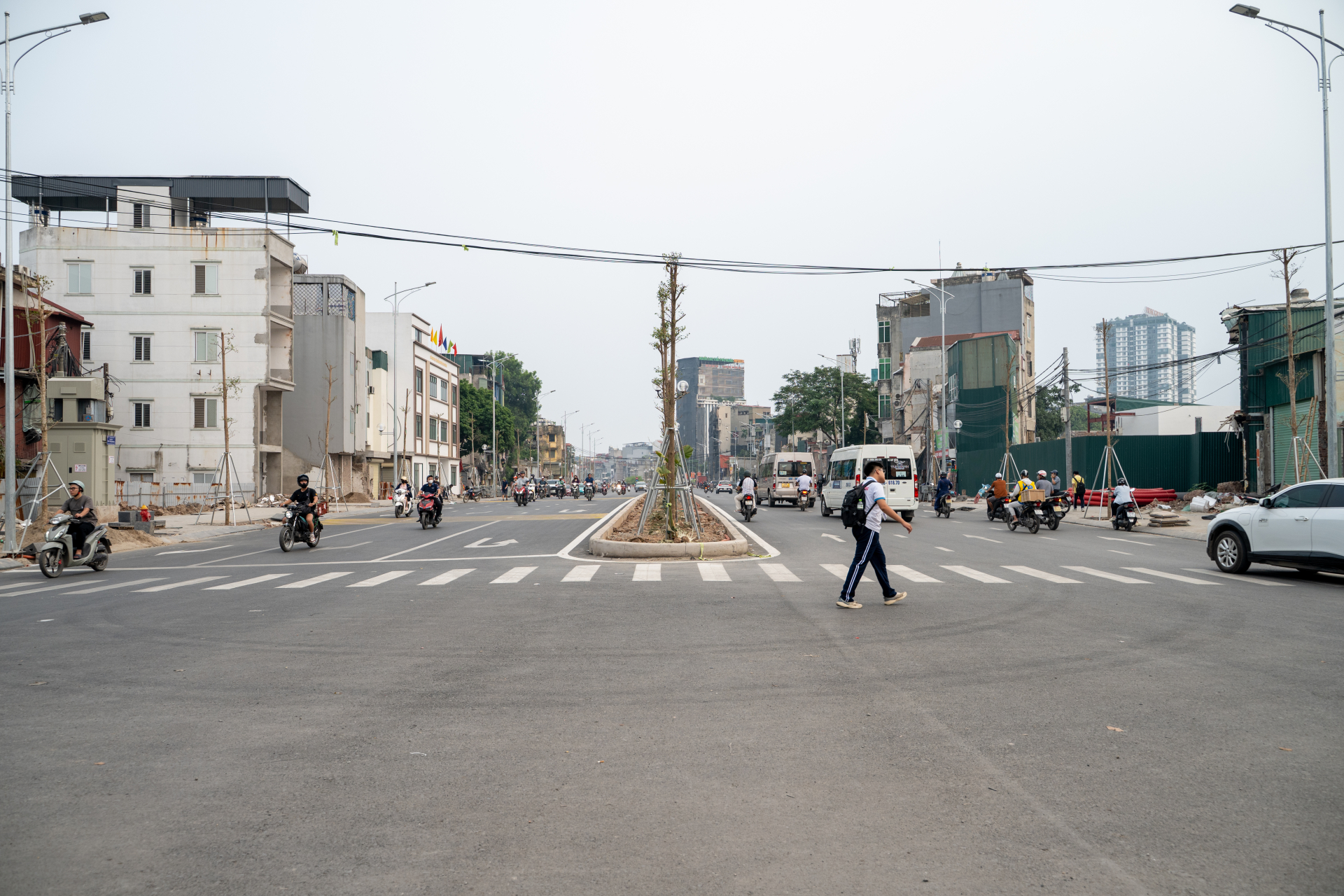 Đoạn đường Vành đai 2,5 từ Nguyễn Trãi đến Đầm Hồng đã được thảm nhựa và thông xe kỹ thuật ngày 10/10/2026. Sau khi hoàn thiện mặt đường, tuyến đường có diện mạo khang trang hơn, mở ra thêm không gian lưu thông tại khu vực phường Khương Đình.