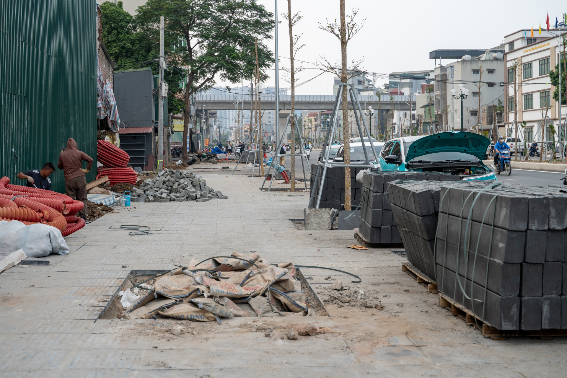 Các hạng mục dọc hành lang tuyến đường cũng đang tích cực được hoàn thiện