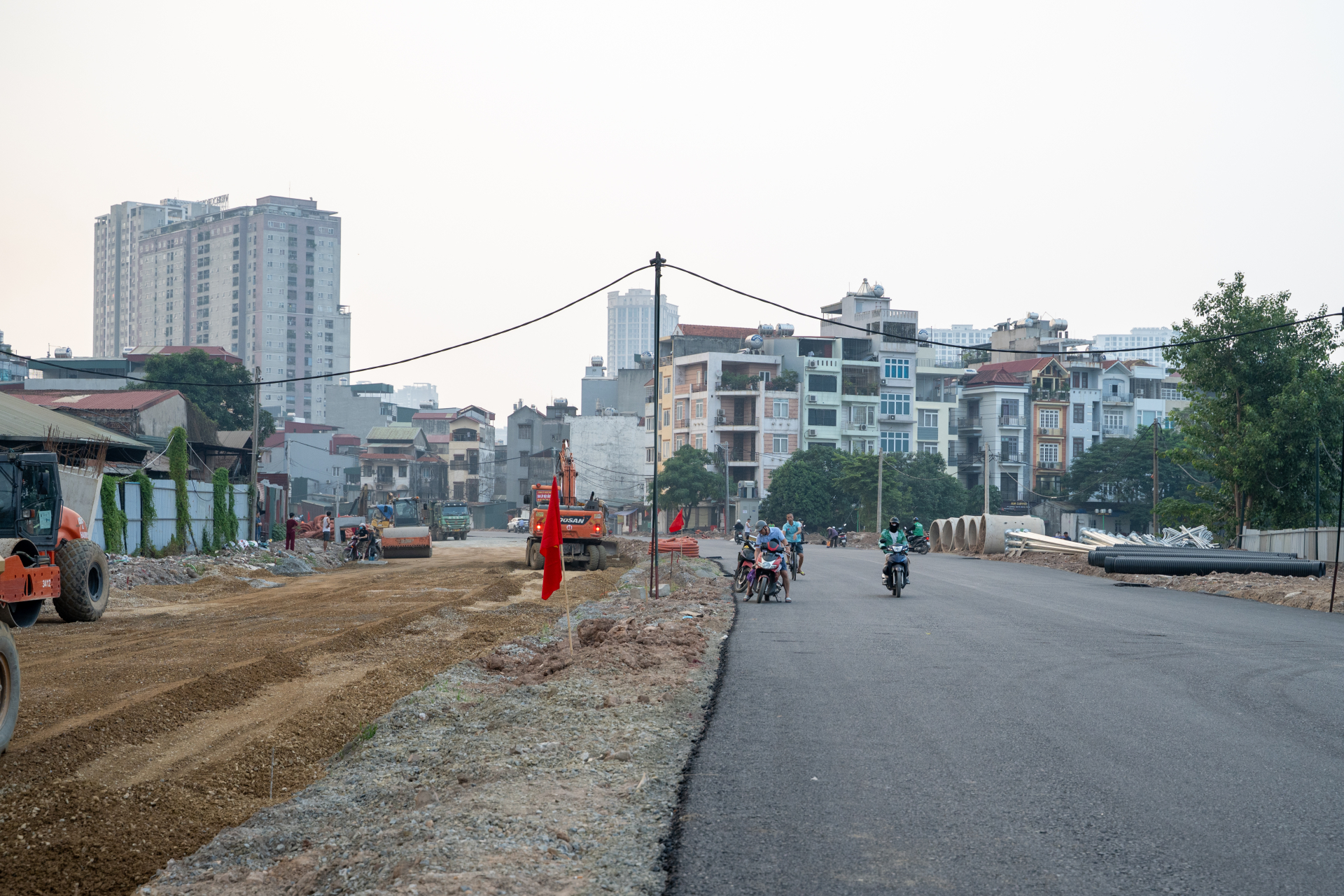 Đoạn Đầm Hồng sau khi được thảm nhựa, mặt đường có bề mặt tương đối bằng phẳng, thuận lợi cho việc di chuyển của ô tô và xe máy. Việc đưa tuyến đường vào khai thác cũng giúp người dân có thêm một hướng đi qua khu vực Khương Đình, đặc biệt khi cần kết nối với đường Nguyễn Trãi và khu vực Đầm Hồng.