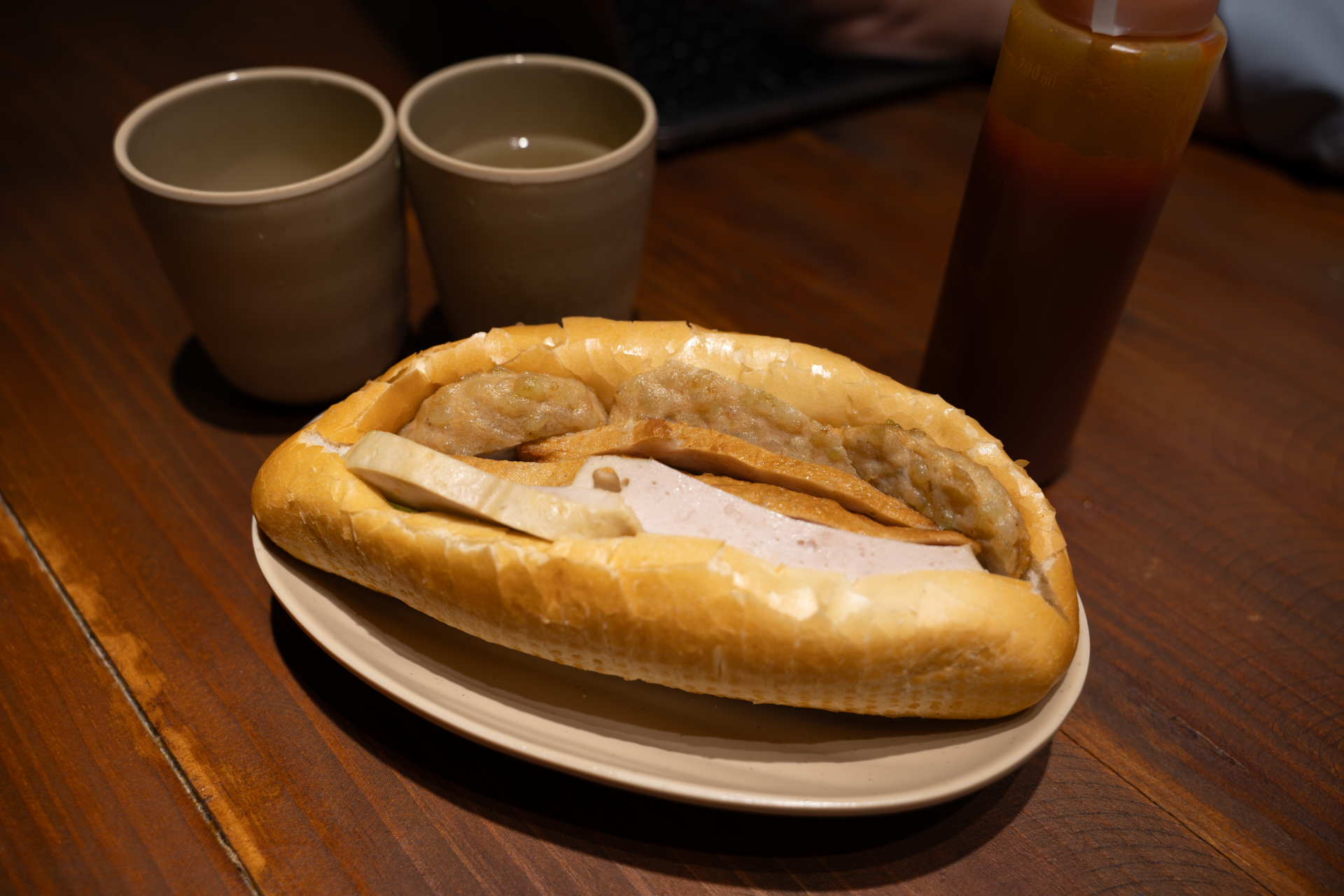 Chiếc bánh mì đẫm nhân giò chả, có giá bán bình dân, thu hút thực khách trẻ