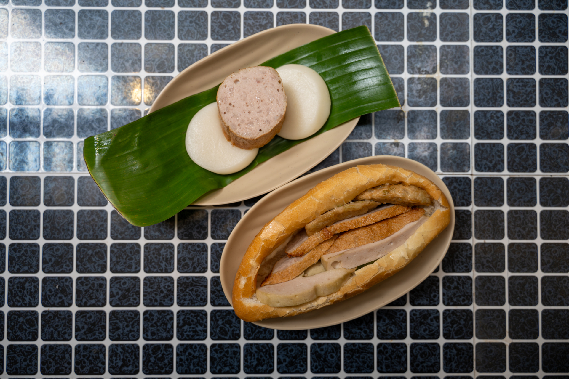 Bánh mì và bánh dày giò là những món ăn bình dị được vợ chồng trẻ lựa chọn để đưa hương vị giò chả gia truyền đến gần hơn với thực khách