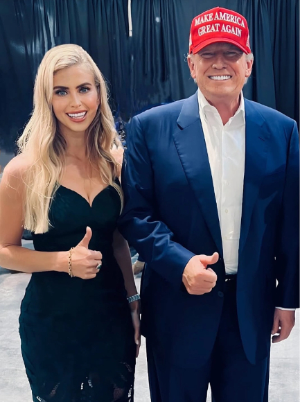 Zacharia diện đầm ôm cúp ngực trong một lần dự sự kiện cùng Tổng thống Trump