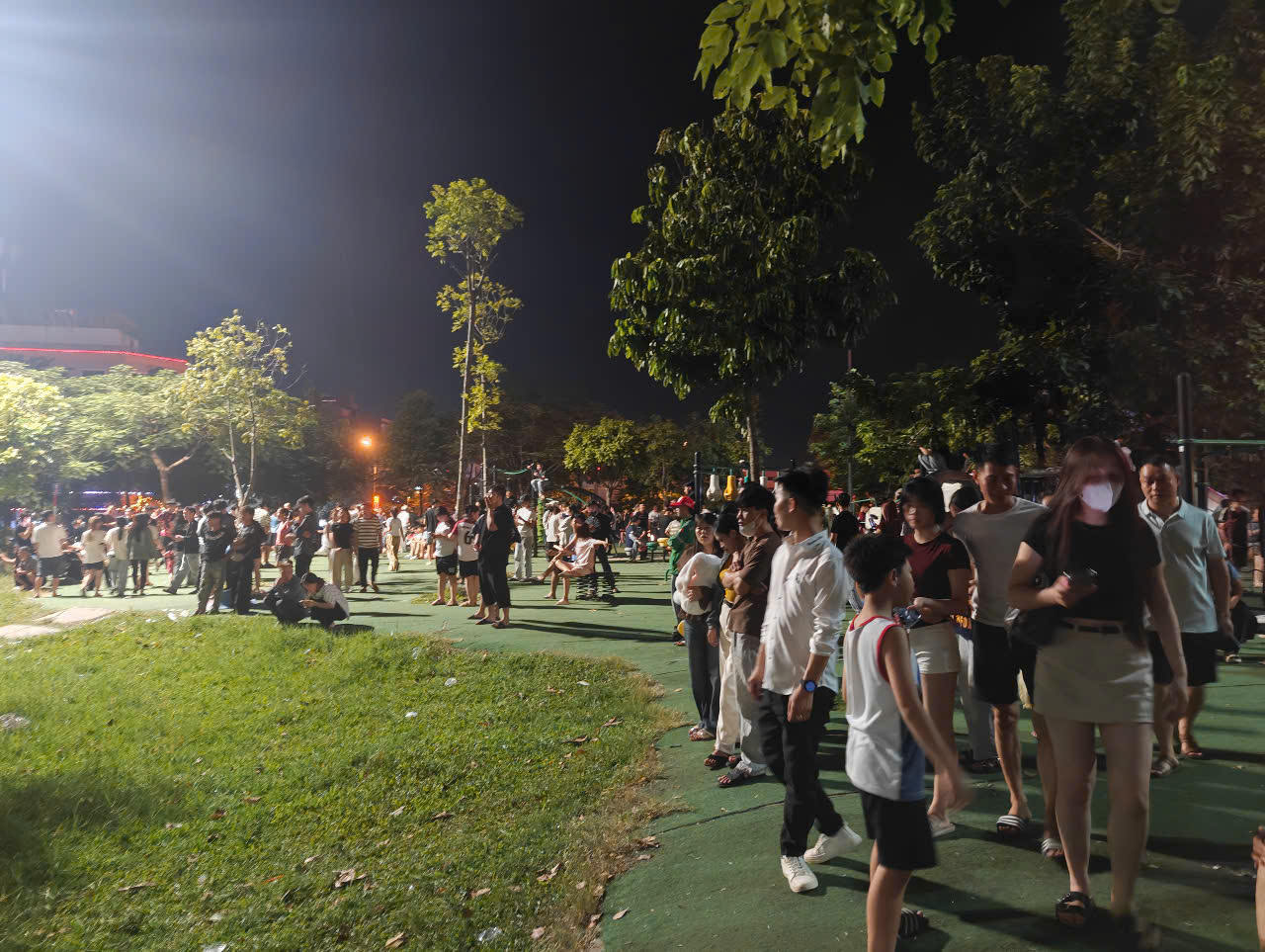 Đáng chú ý, khu vực xung quanh có mật độ dân cư và người thuê trọ khá lớn. Vì vậy, công viên không chỉ là địa điểm vui chơi mà còn gắn với nhu cầu nghỉ ngơi, tập thể dục và gặp gỡ của người dân sau giờ làm việc.