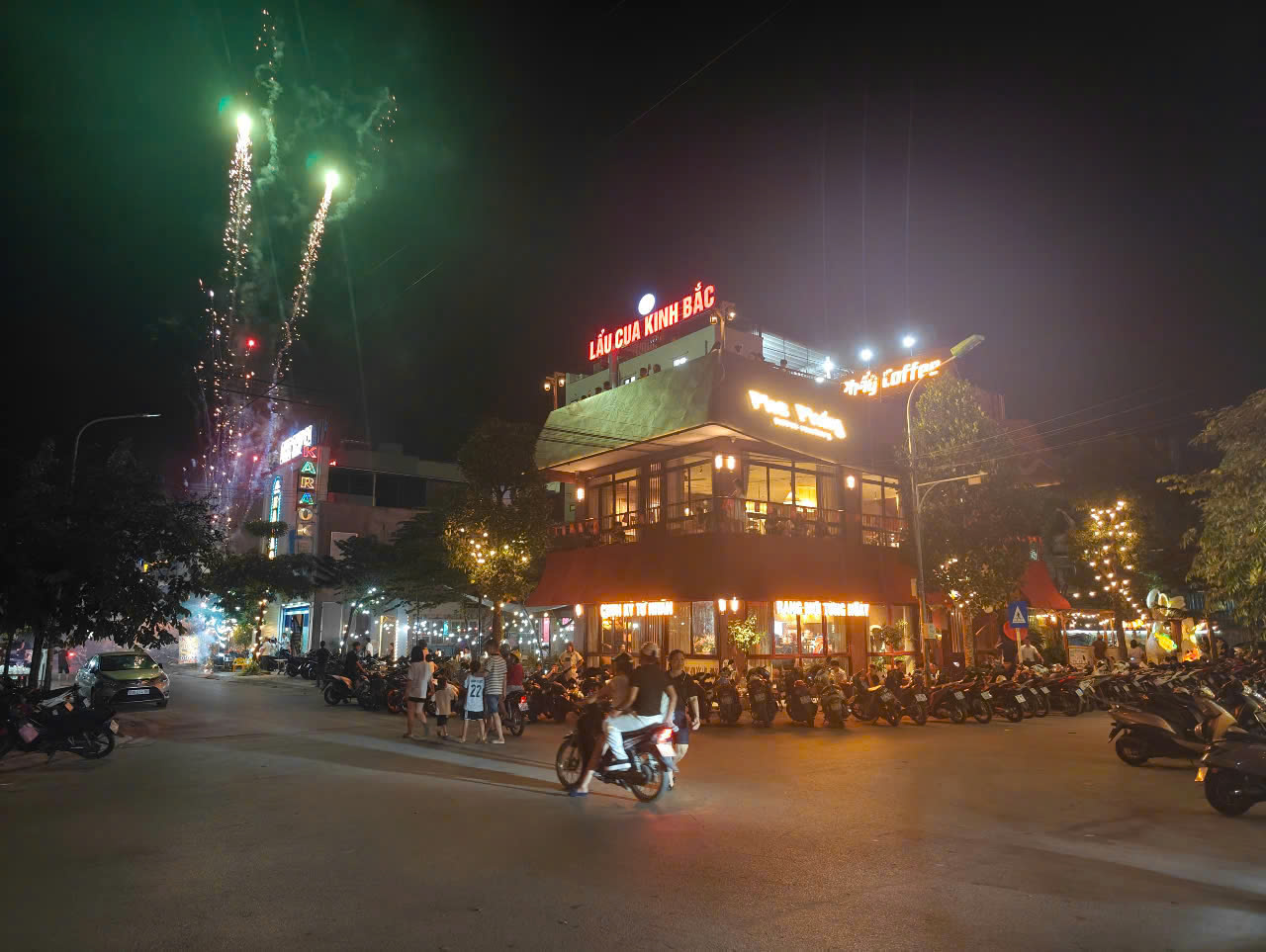 Người dân cho biết xung quanh có nhiều khu nhà trọ, trong khi công nhân làm việc tại các khu công nghiệp thường sinh sống tại đây. Do đó, công viên và các tuyến đường lân cận vốn đã có nhu cầu đi lại, ăn uống và vui chơi tương đối lớn.