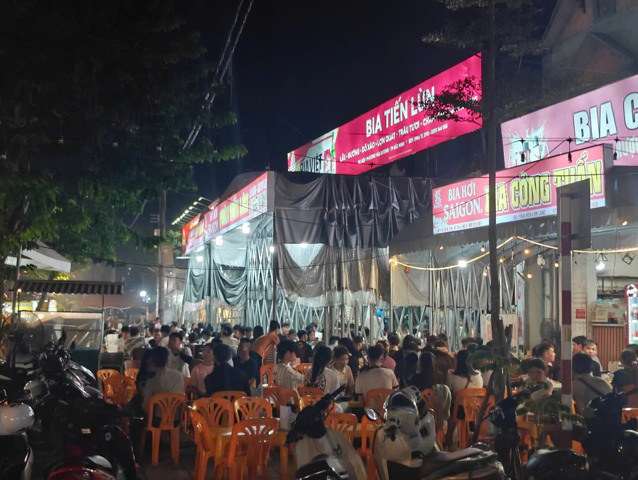 Khảo sát khu vực xung quanh cho thấy các hàng quán chủ yếu phục vụ nhu cầu ăn uống
