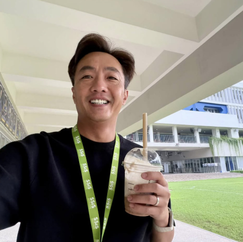 Trên trang Facebook cá nhân, Cường Đô la thường chia sẻ những khoảnh khắc đời thường bên gia đình. Trước đó, nam doanh nhân từng hài hước kể chuyện đi họp phụ huynh cho các con, thu hút sự chú ý của người theo dõi (Ảnh: FBNV)