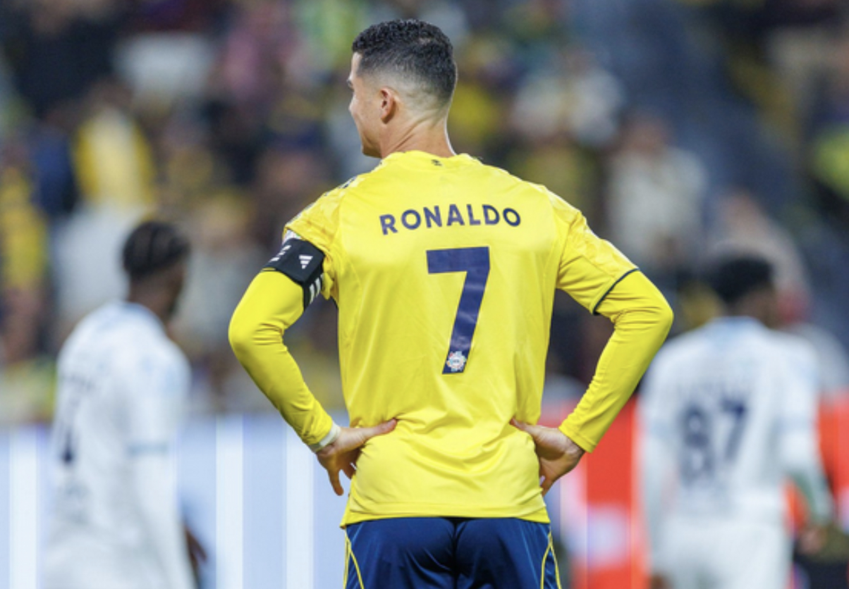 Ronaldo đã có hành động khiến nhiều người ngỡ ngàng sau trận đấu (Ảnh: Nogomania)