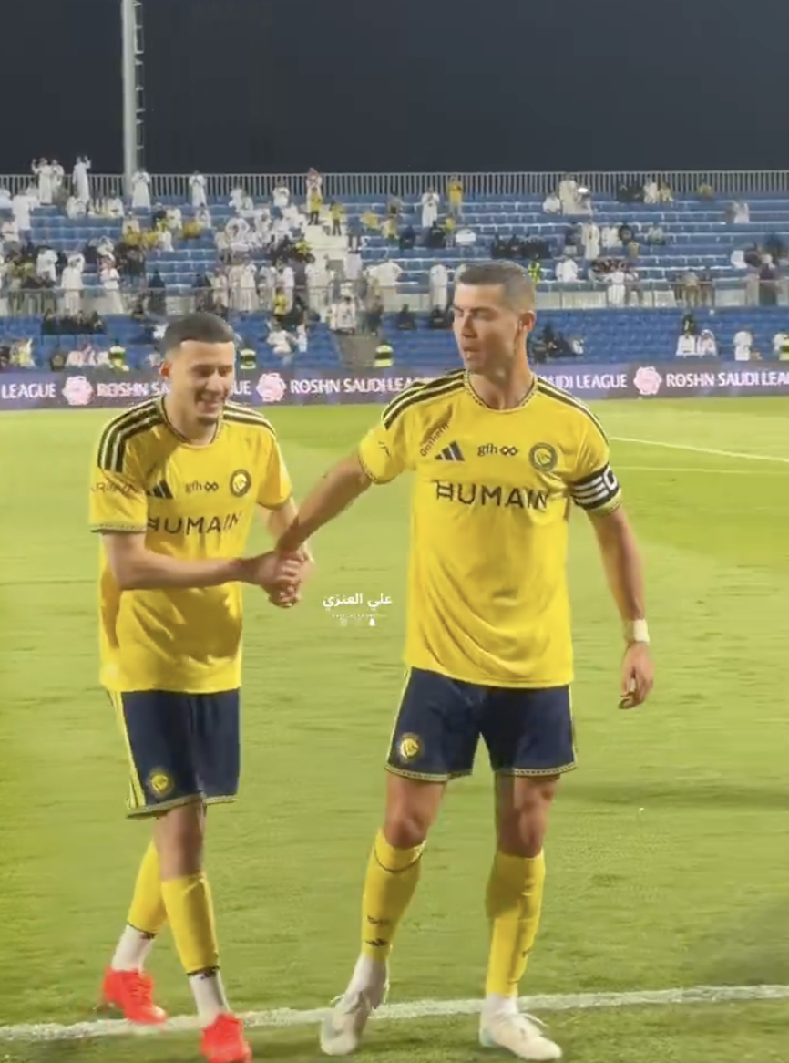 Cristiano Ronaldo bất ngờ dắt tay đồng đội Abdullah Al-Hamdan (Ảnh: X)