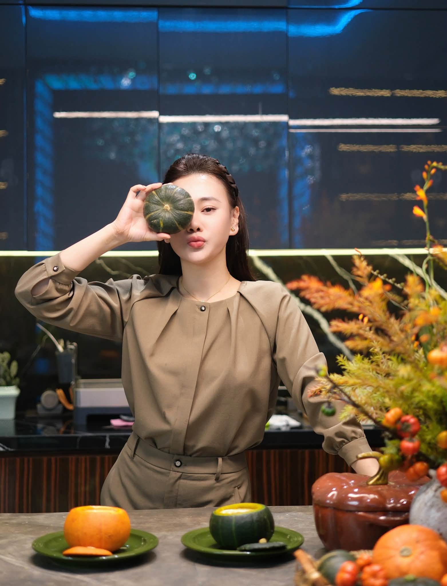 Phương Oanh ngọt ngào trong căn bếp Nàng Ỉn - Ảnh: FBNV