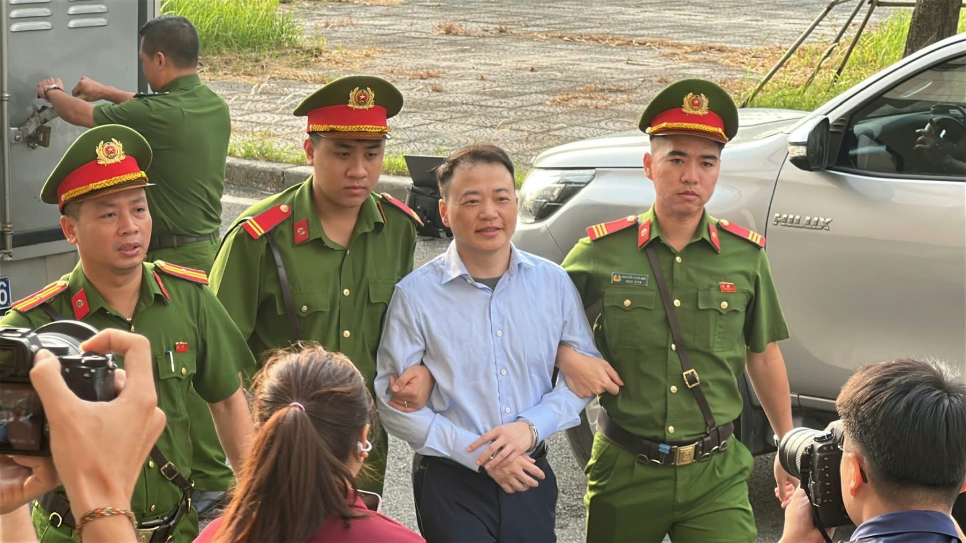 Nụ cười gây tranh cãi của bị cáo Nguyễn Hòa Bình - Ảnh: PV