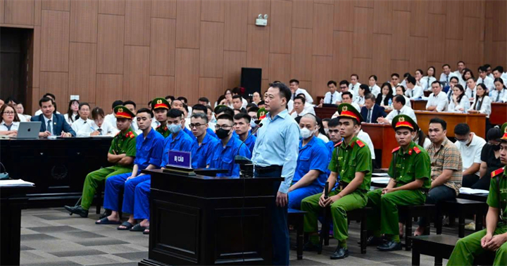 Bị cáo Nguyễn Hòa Bình trả lời trước tòa - Ảnh: PV
