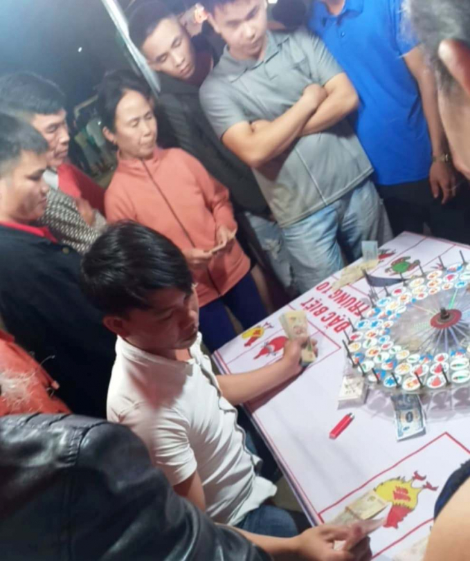Hoạt động đánh bạc diễn ra công khai ngay tại chợ đêm Đông Hà 