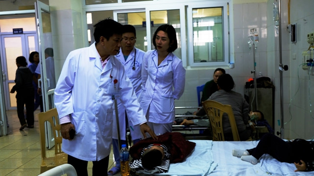Giám đốc bệnh viện Nhi Thanh Hóa đến thăm khám cho các bé