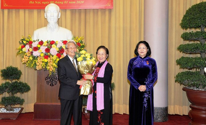 Nguyên Phó Chủ tịch nước Nguyễn Thị Doan tặng hoa Nguyên Chủ tịch nước Trần Đức Lương và Phó Chủ tịch nước Đặng Thị Ngọc Thịnh (Ảnh VOV)