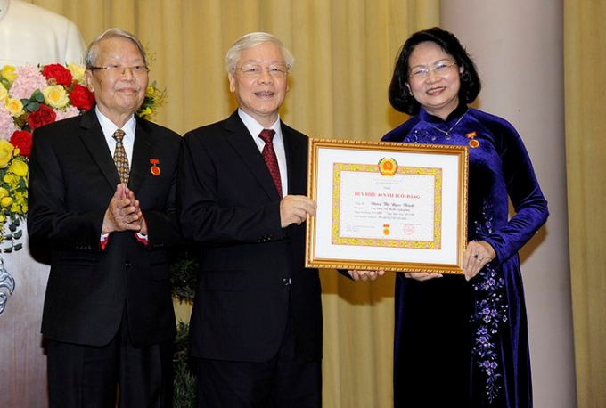 Tổng Bí thư, Chủ tịch nước Nguyễn Phú Trọng trân trọng trao Huy hiệu Đảng tặng Phó Chủ tịch nước Đặng Thị Ngọc Thịnh