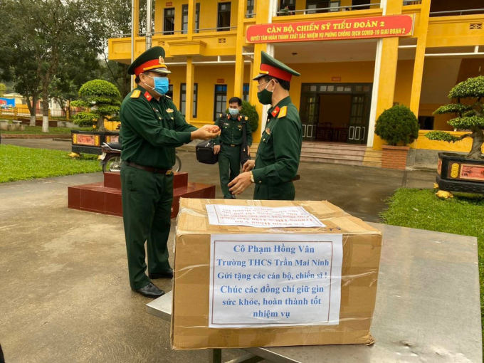 Cô Vân gửi tặng tấm chắn giọt bắn cho Sư đoàn 390 (đơn vị chống dịch COVID-19), đóng trên địa bàn thị xã Bỉm Sơn, Thanh Hóa